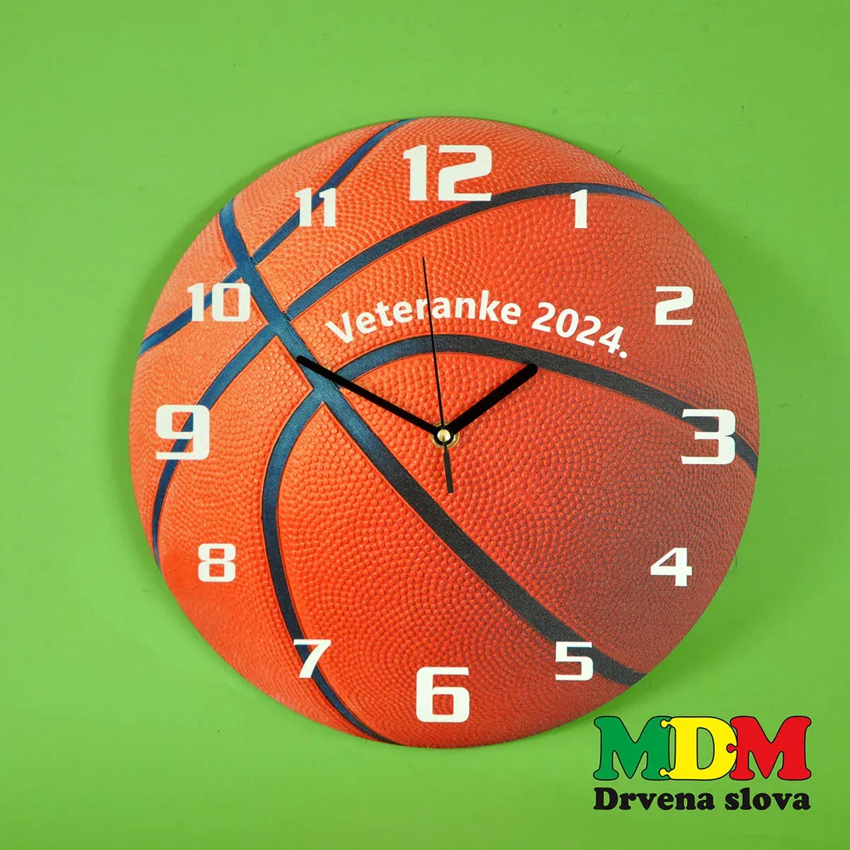 Zidni sat košarkaška lopta | Drvena sportska dekoracija