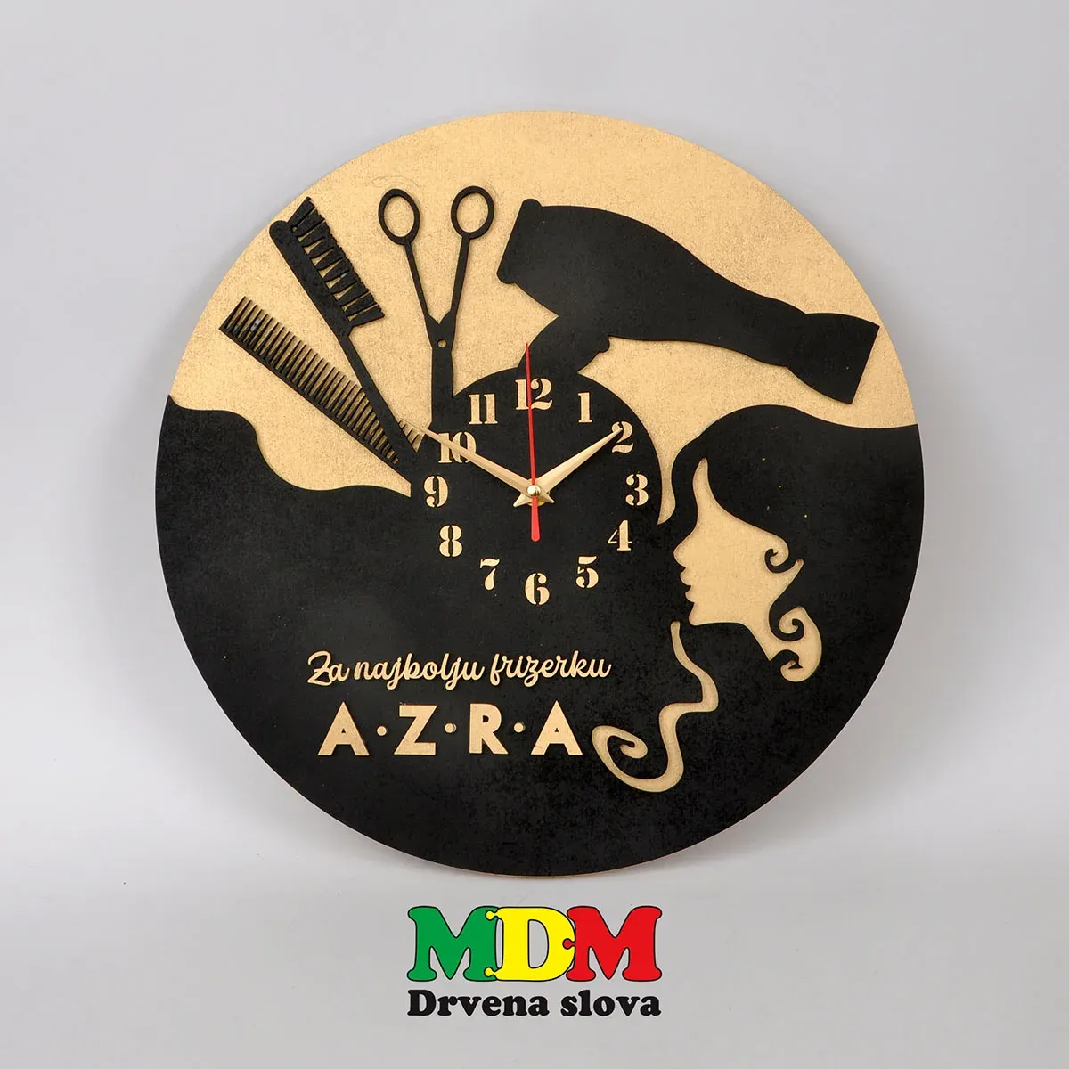 Drveni zidni sat za frizerski salon | Personalizirani sat s logotipom