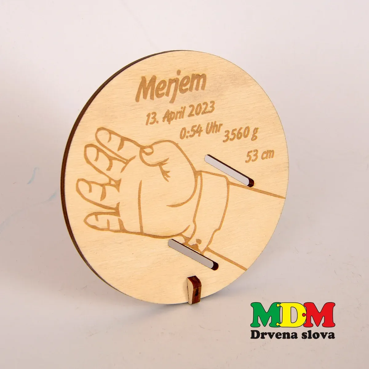 Personalizirani drveni stalak za narukvicu novorođenčeta