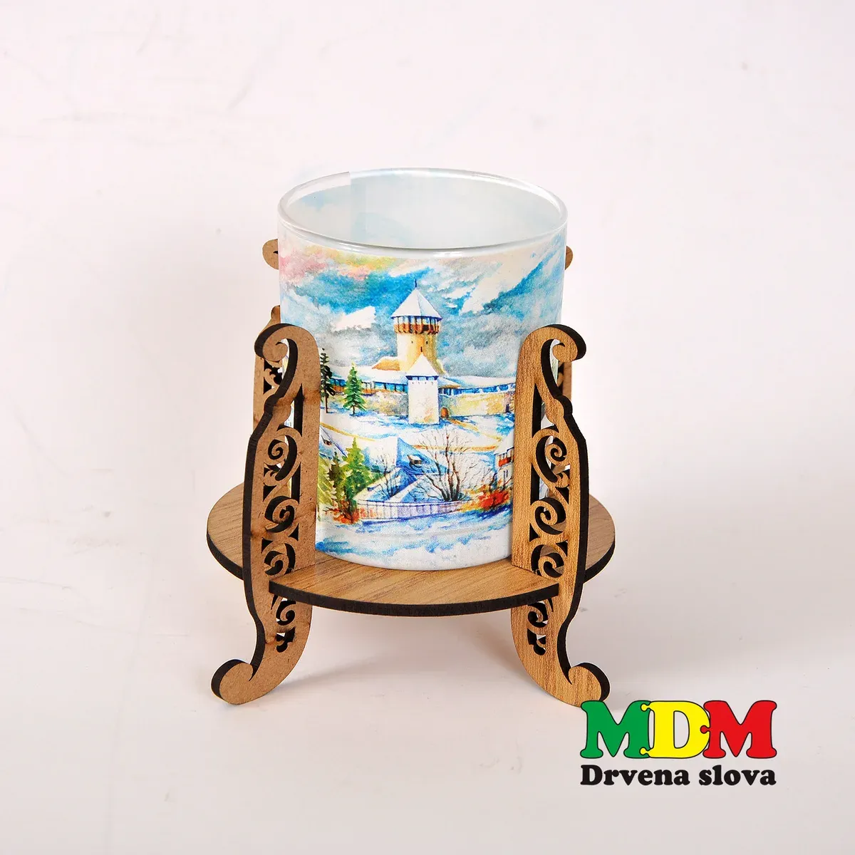 Suvenir Velika Kladuša – Dekorativna čaša sa motivom Starog grada sa drvenim postoljem ručni rad