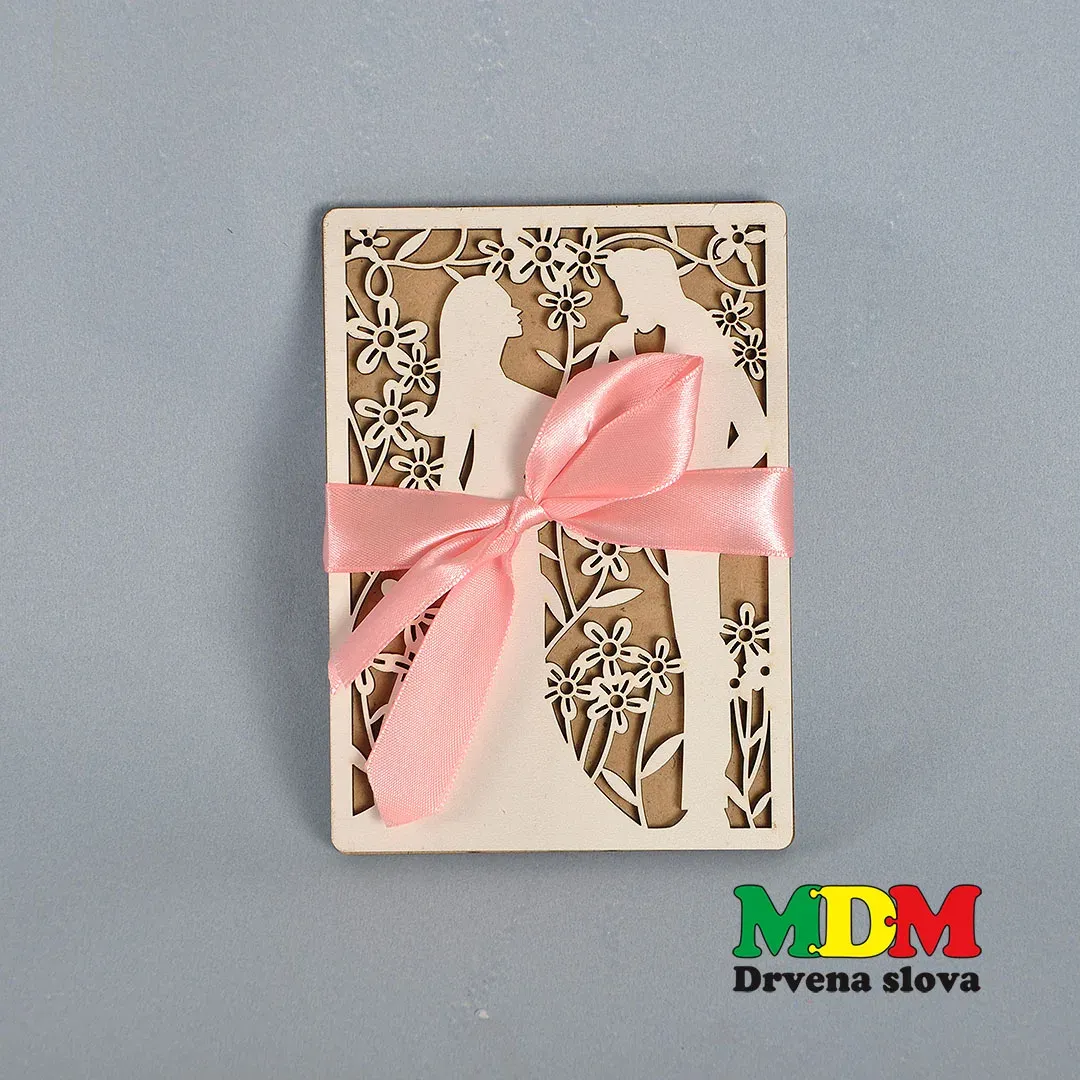 Drvena pozivnica za vjenčanje sa izrezbarenim motivom para